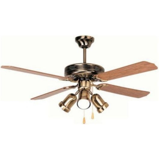 Un ventilatore da soffitto con cinque pale in legno e tre luci in ottone.