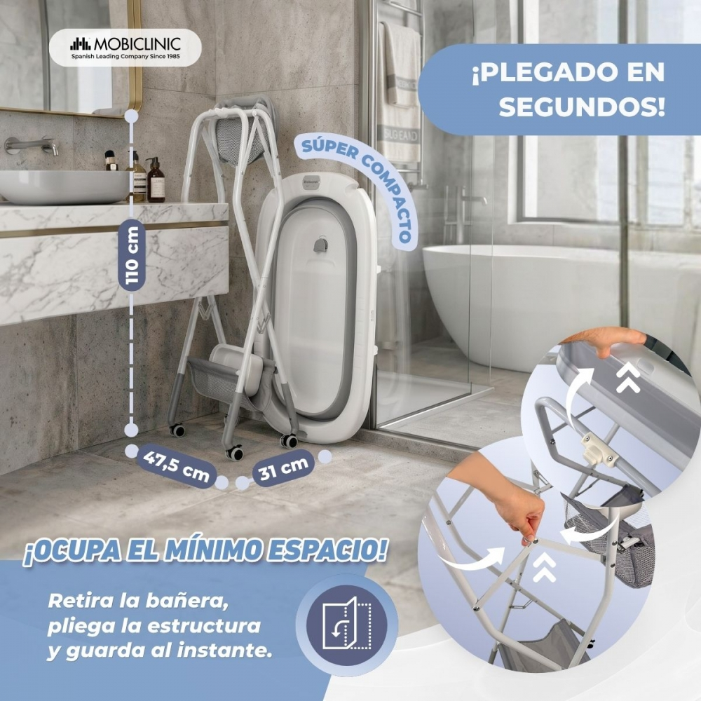 Una bañera de bebé plegable en un baño. Se muestran las dimensiones.