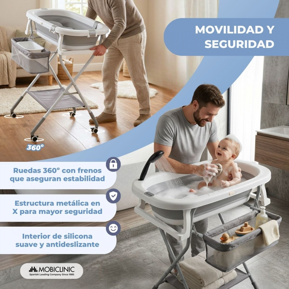 Un hombre baña a un bebé en una bañera plegable sobre un soporte con ruedas.