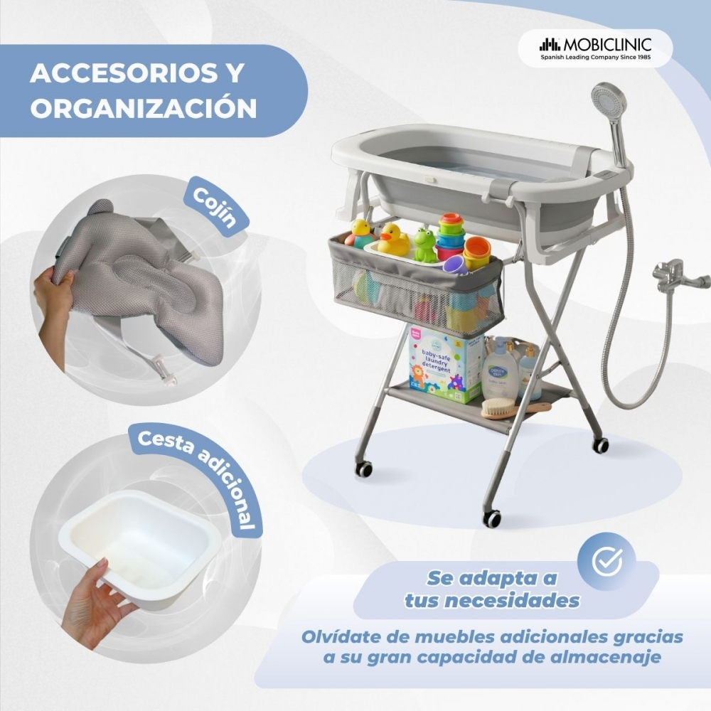 Un soporte plegable para bañera de bebé con accesorios: cojín, cesta, juguetes y detergente. Almacenaje.