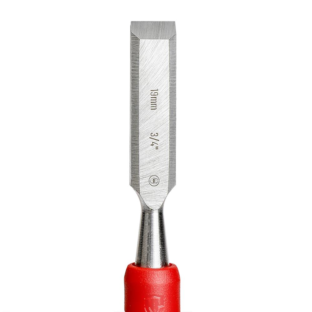 Kırmızı saplı keskin bir keskire anı. 19mm ve 3/4" olarak işaretlenmiş.
