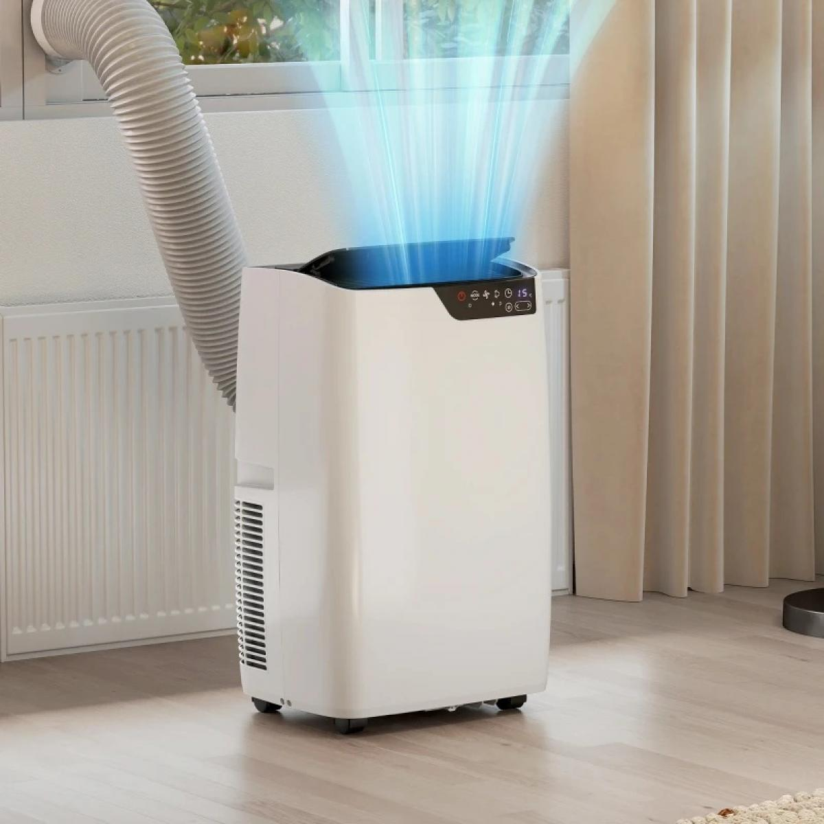 Weiße mobile Klimaanlage mit Abluftschlauch, der kühle blaue Luft nach innen leitet.