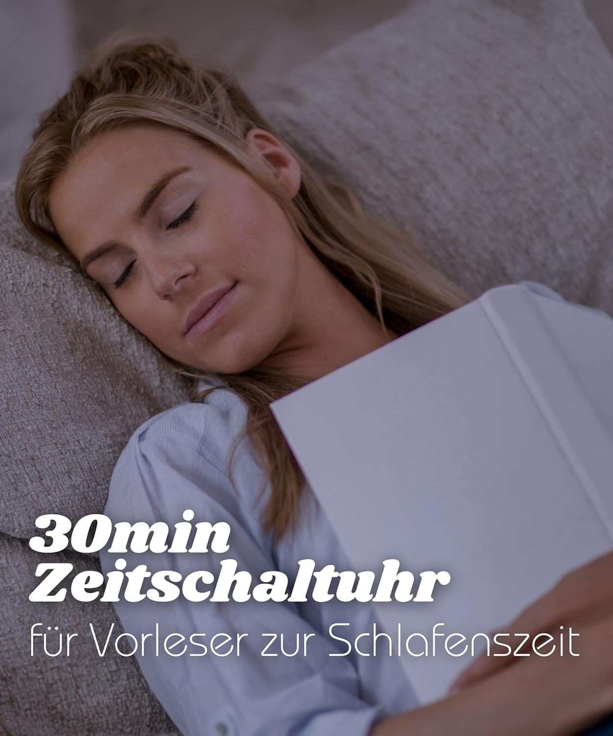 Frau schläft auf Couch mit Buch. Text: 30min Zeitschaltuhr für Vorleser zur Schlafenszeit.