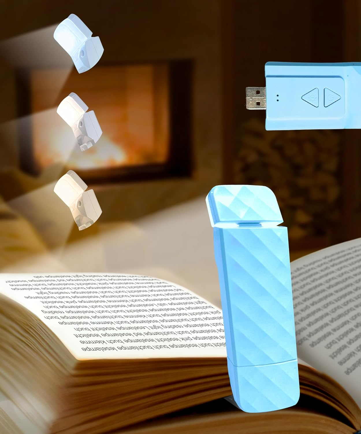 Ein blaues USB-Leselicht mit einem Buch und einem Kamin im Hintergrund.