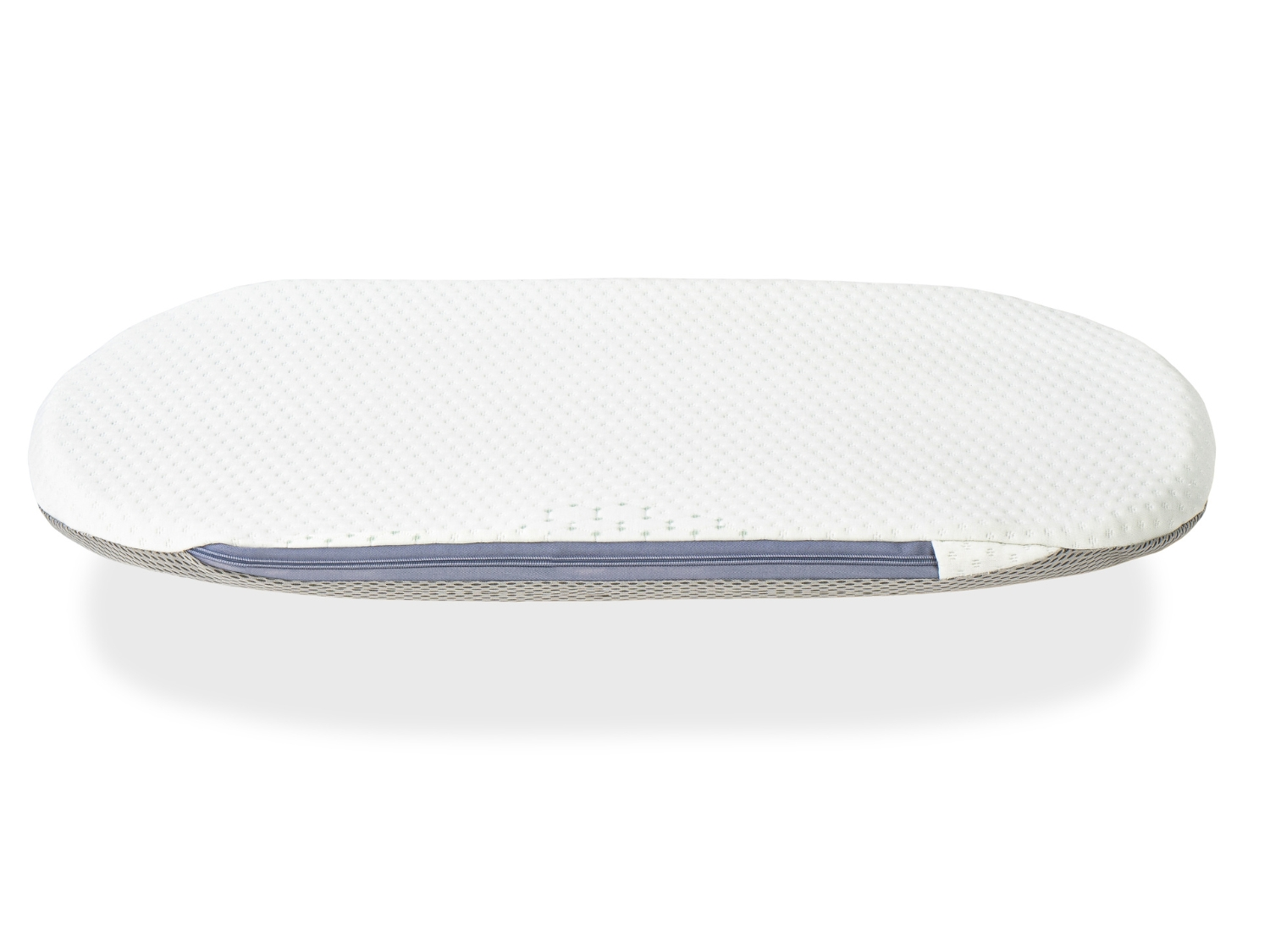 Una almohada blanca y alargada con funda texturizada y detalle de cremallera azul.
