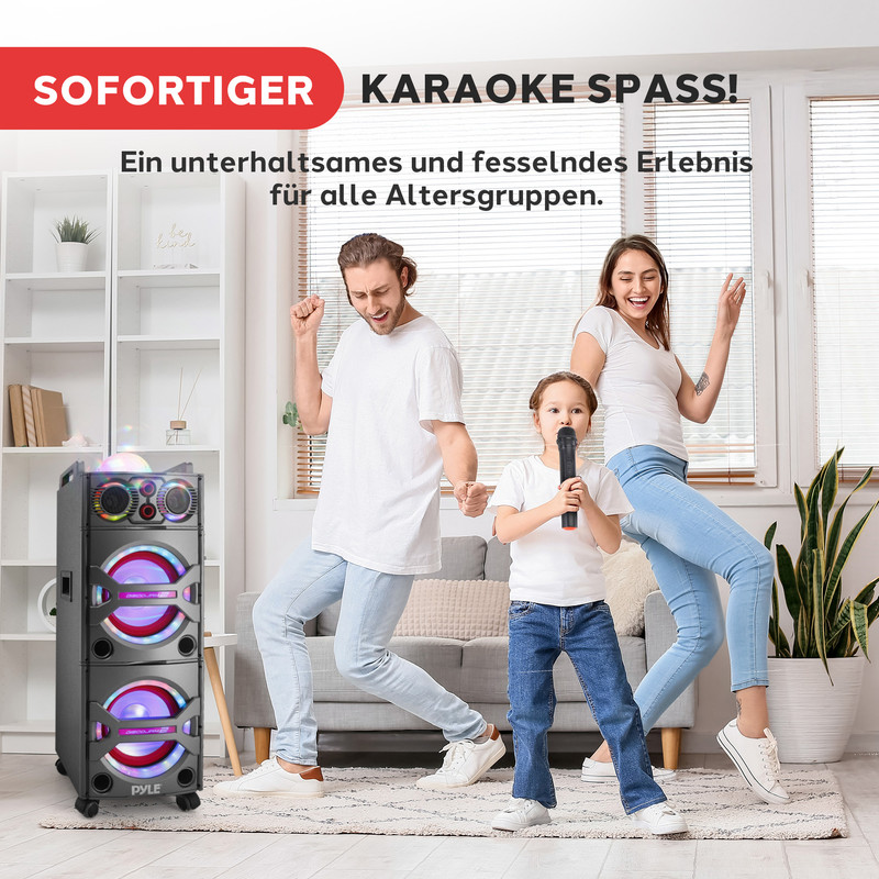 Familie mit kleinem Jungen singt fröhlich Karaoke zu Hause.