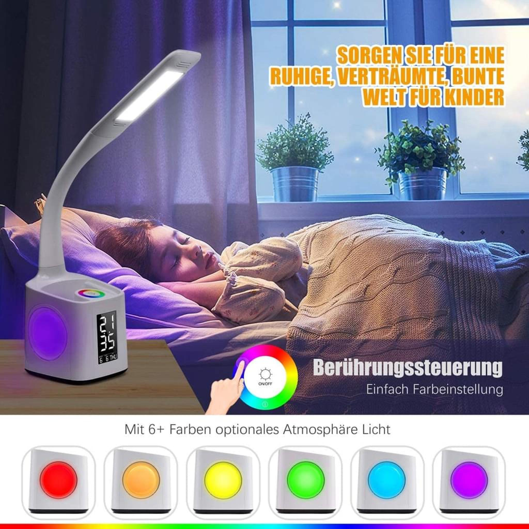 Ein Kind schläft, eine Lampe mit Farbwechsel leuchtet neben ihm.