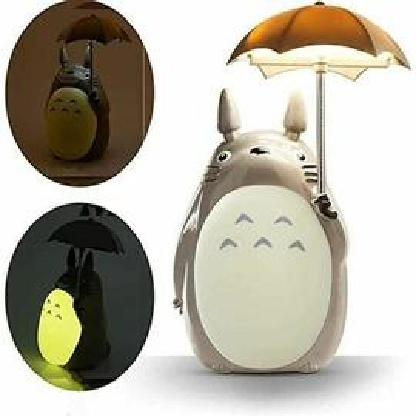 Eine Totoro-Lampe mit Regenschirm, von innen beleuchtet, vor weißem Hintergrund.