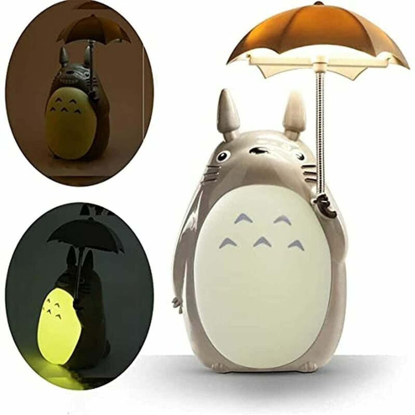 Graue Totoro-Figur mit Regenschirmlampe, leuchtet gelb.