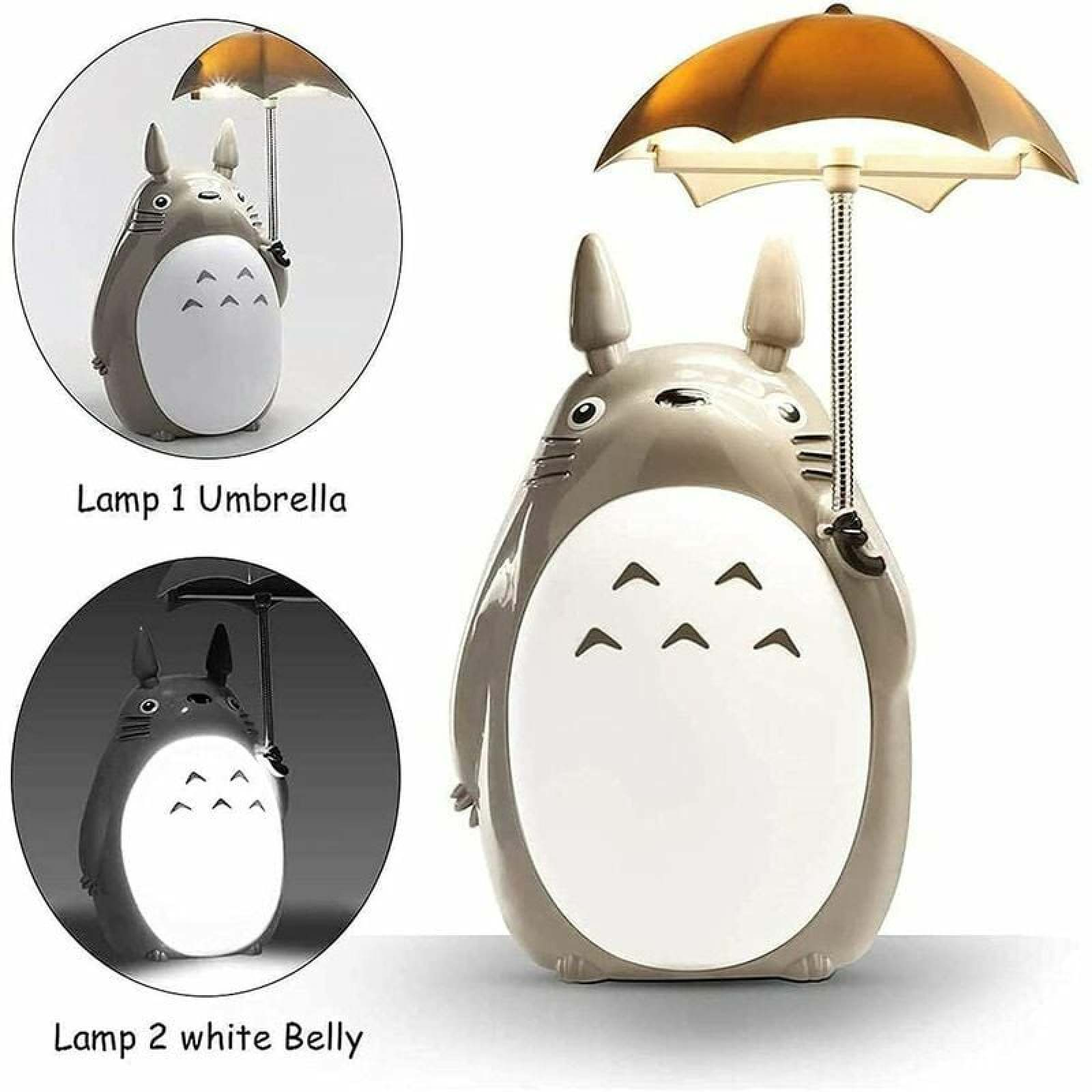 Totoro-Lampe mit aufgespanntem Regenschirm und beleuchtetem Bauch.