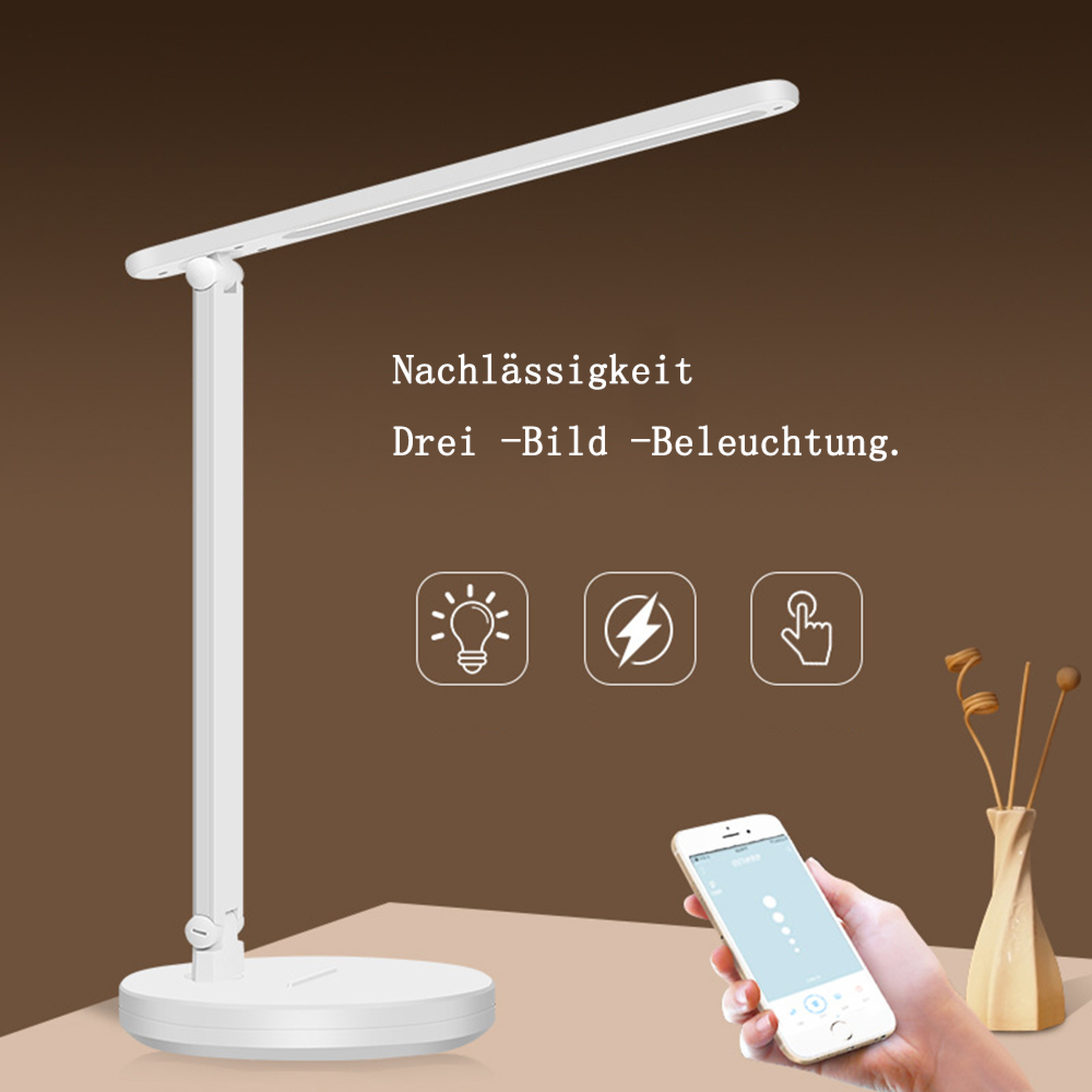 Weiße Schreibtischlampe mit Smartphone, das eine App steuert.