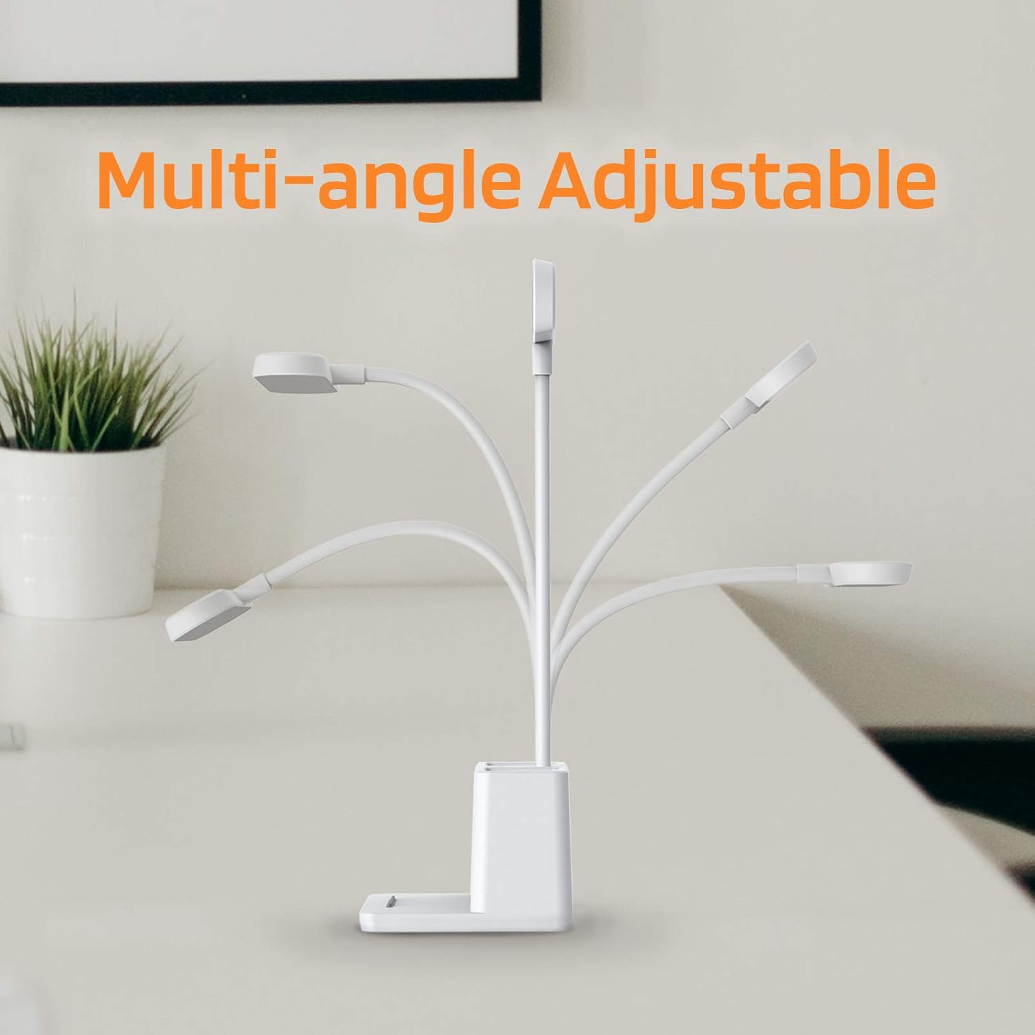 Eine weiße Lampe mit verstellbaren Armen auf einem Schreibtisch.