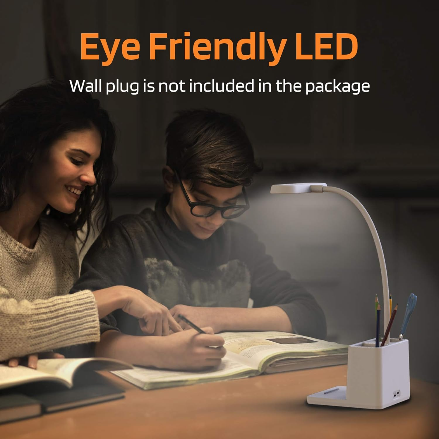 Eine Frau und ein Kind lernen unter einer LED-Lampe an einem Schreibtisch. Netzstecker nicht enthalten.