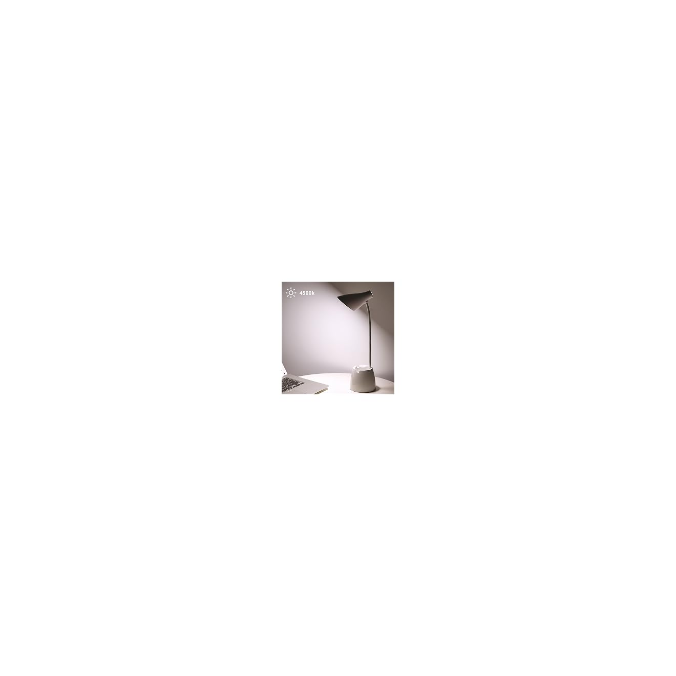 Ein moderner Schreibtisch, Lampe beleuchtet Laptop. 4500k.