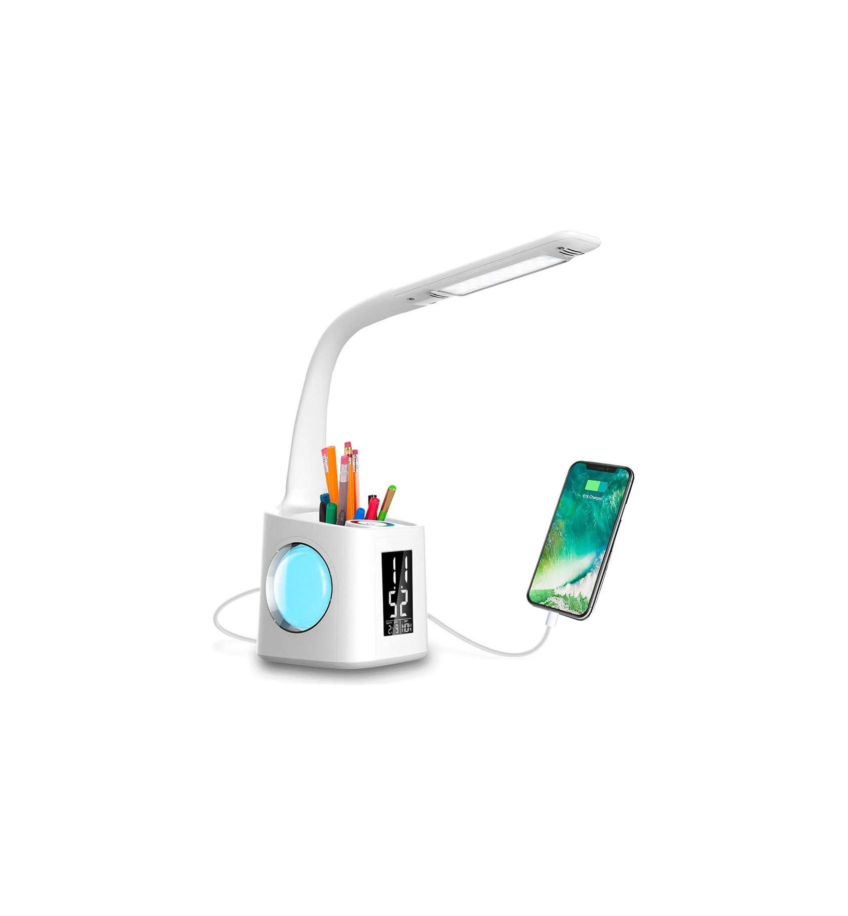 Ein weißer Schreibtischlampenständer mit Stiften, blauem Licht und einem lädtenden Smartphone.