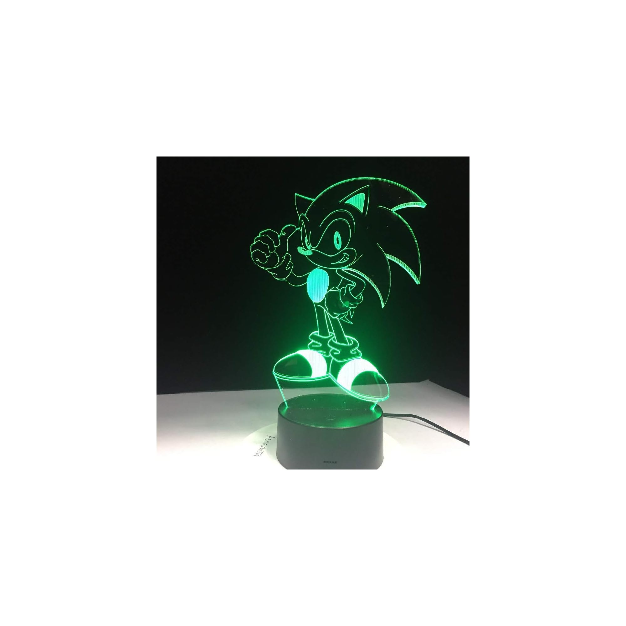 Eine grüne LED-Lampe in Form von Sonic the Hedgehog steht auf einem schwarzen Sockel.
