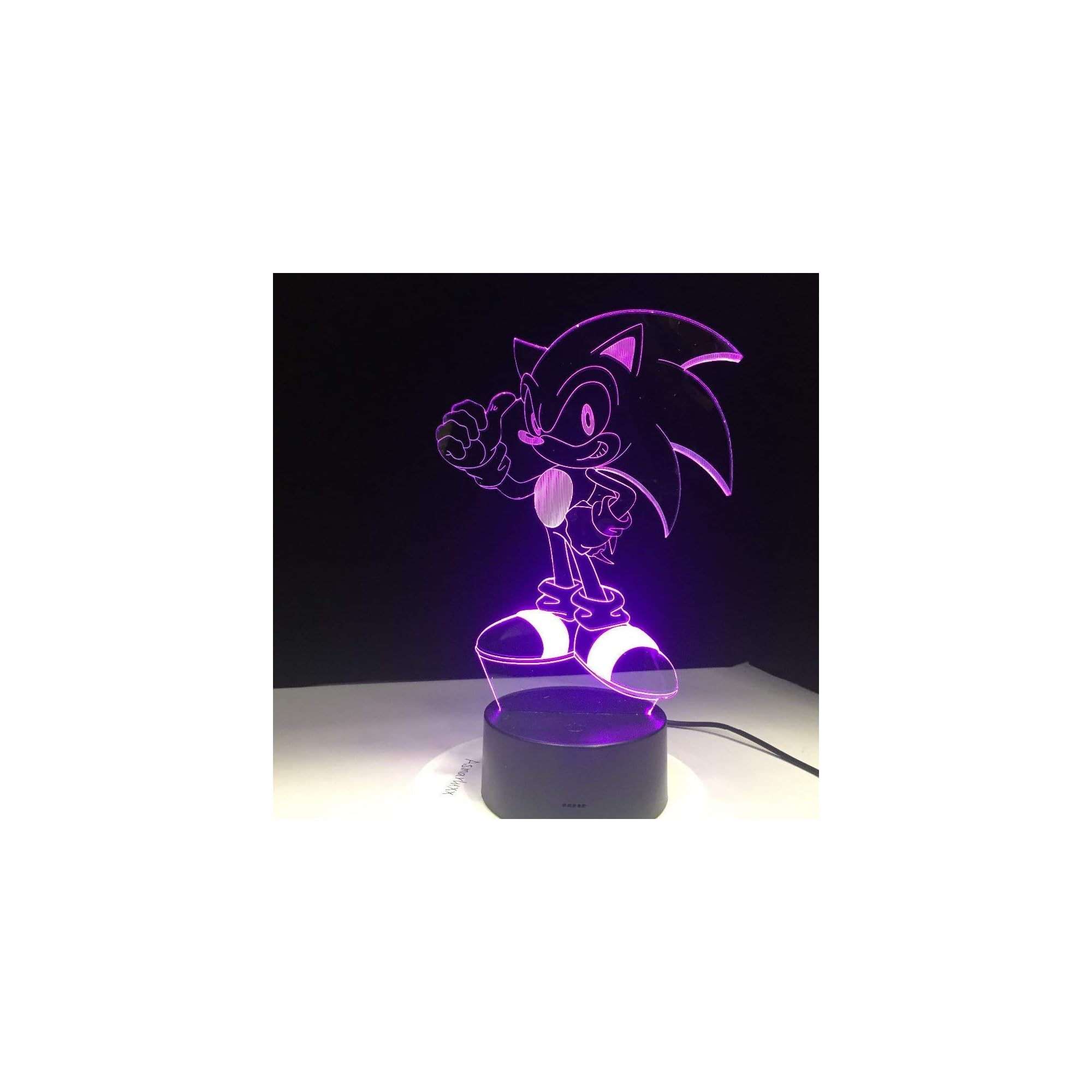 Eine lila beleuchtete Sonic-Figur steht auf einem schwarzen Sockel.