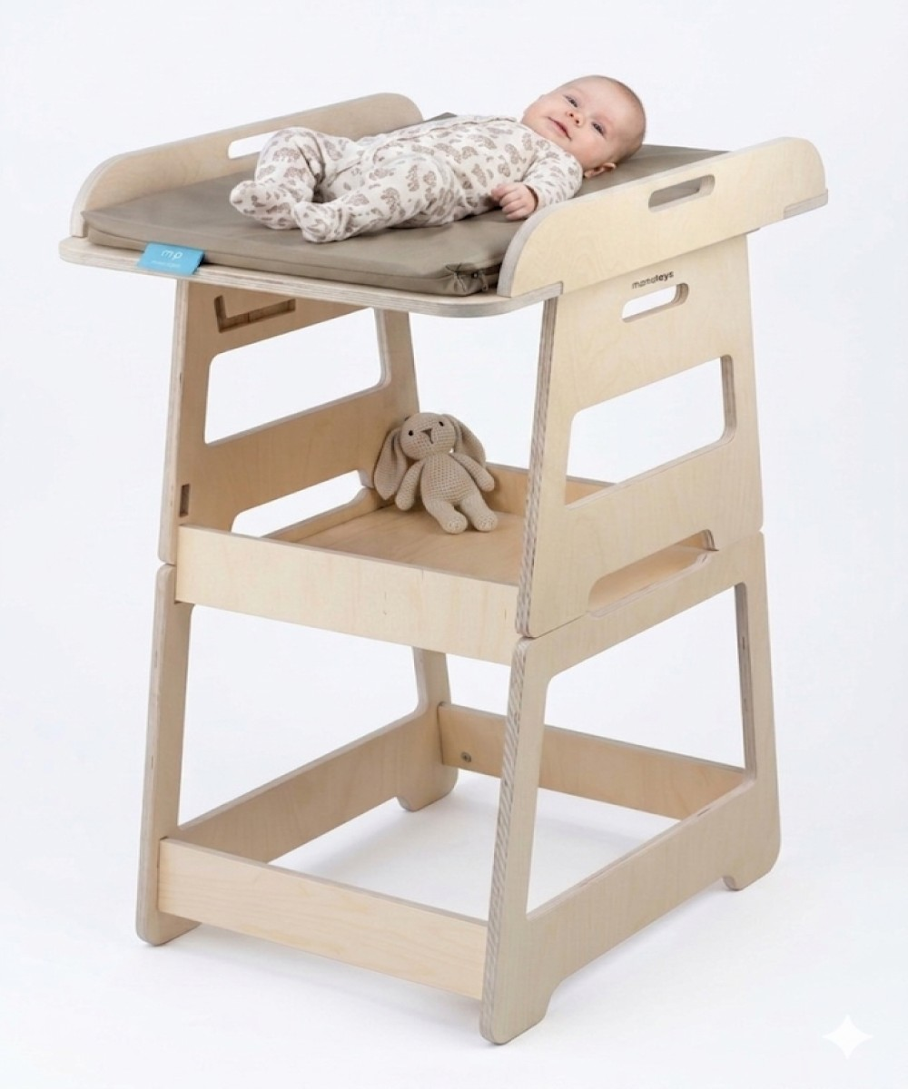 Yanında tavşan oyuncak olan ahşap bebek bakım ünitesinde yatan bir bebek.