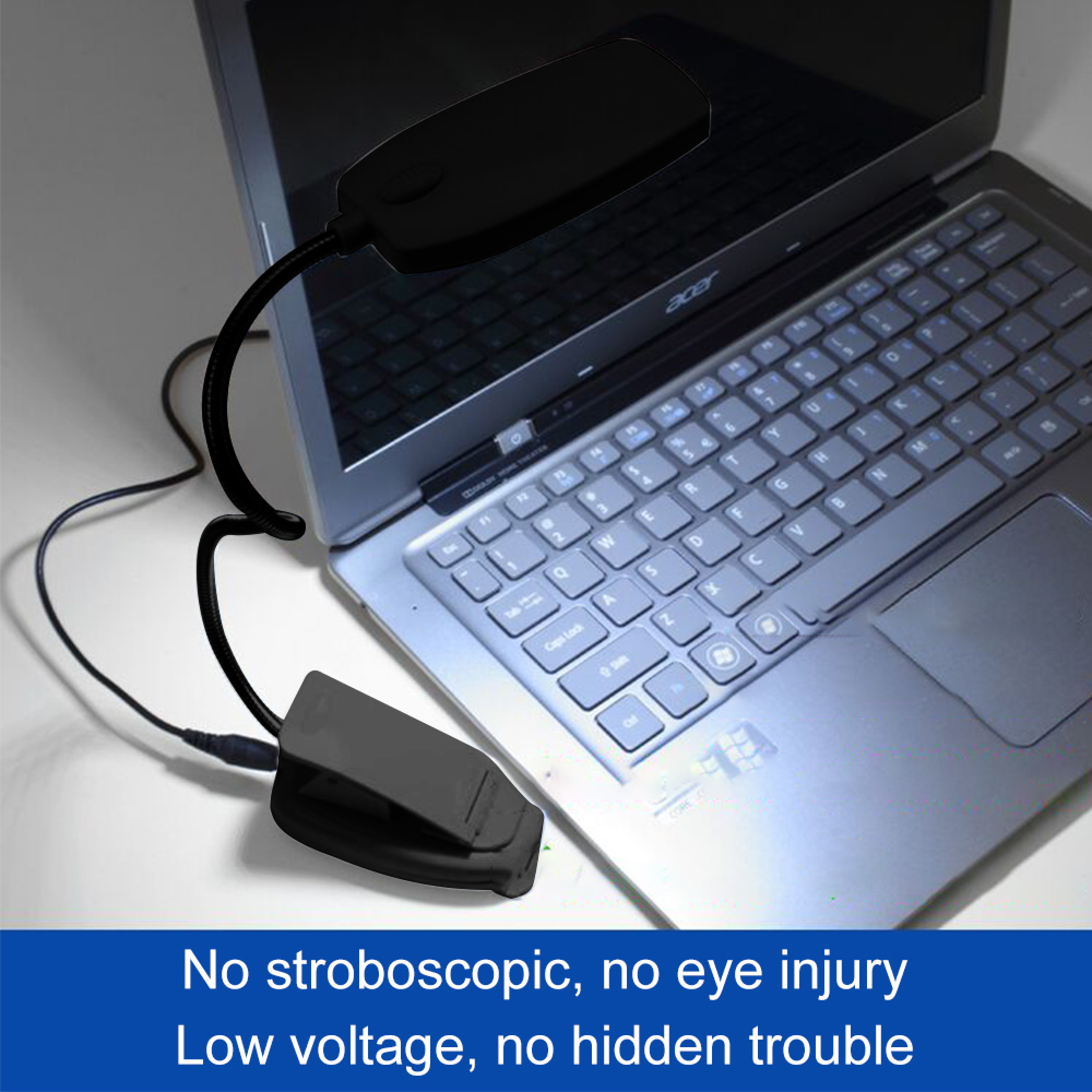 Eine schwarze USB-Lampe mit flexiblem Hals ist an einem Acer-Laptop angeschlossen.