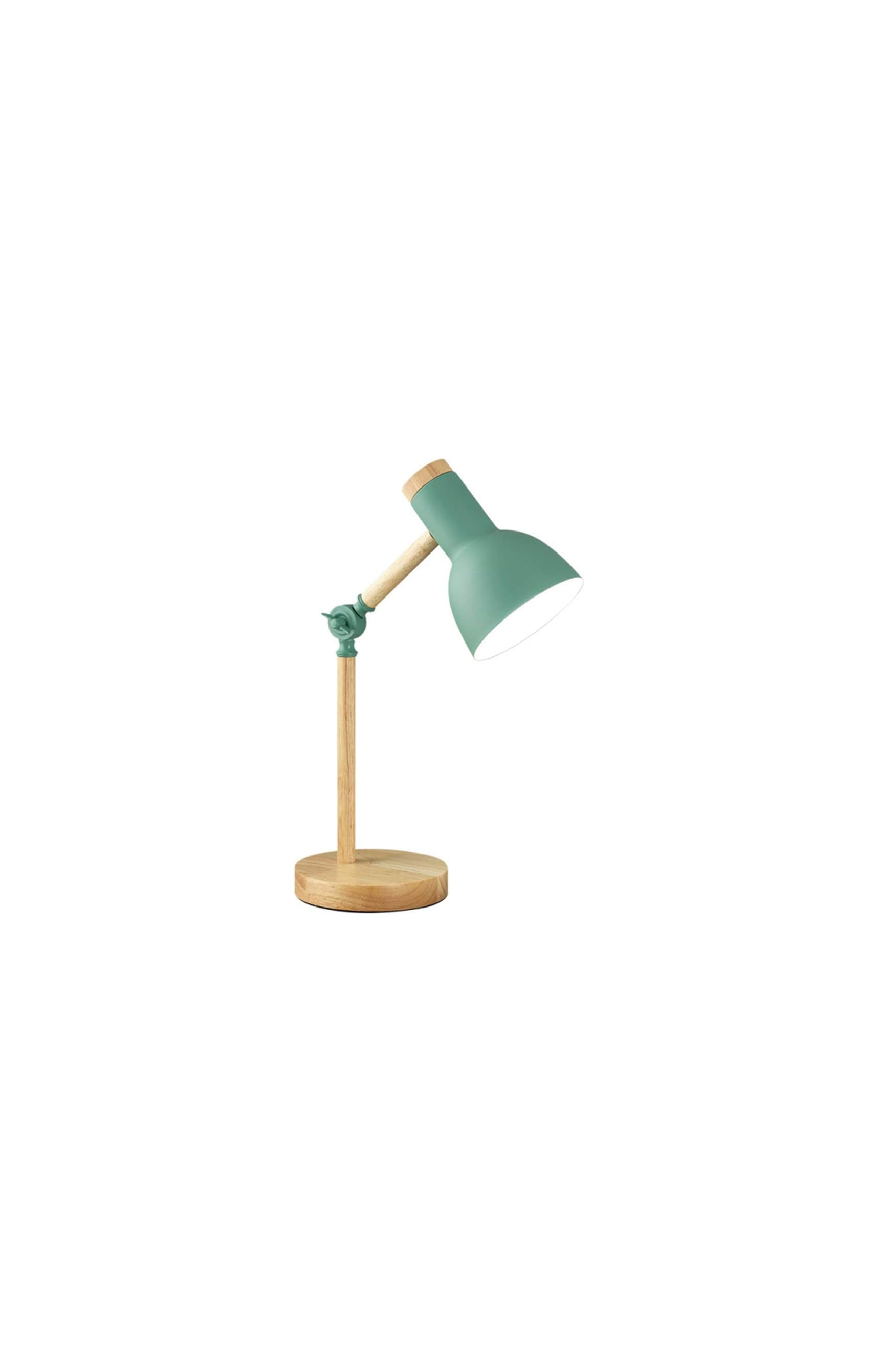 Eine grüne Schreibtischlampe mit Holzdetails auf weißem Hintergrund.