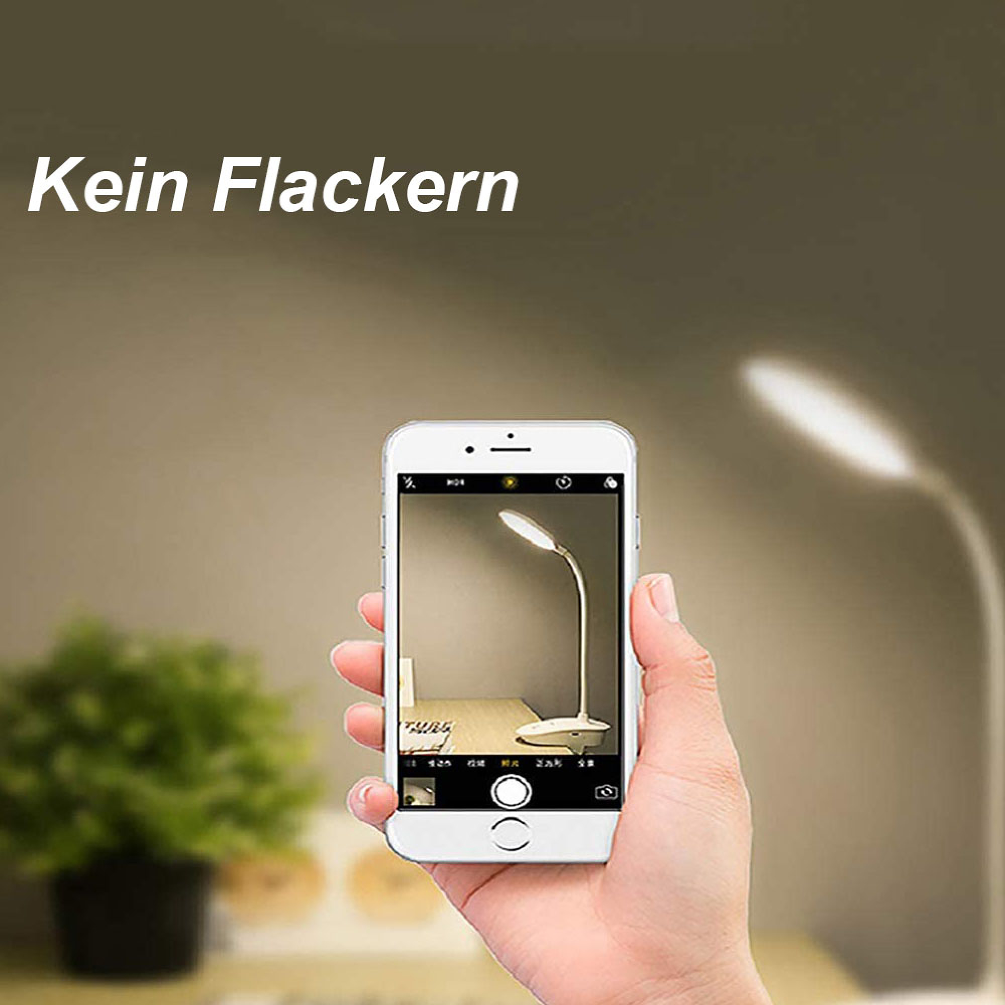 Eine Hand hält ein Smartphone, das eine Schreibtischlampe filmt.