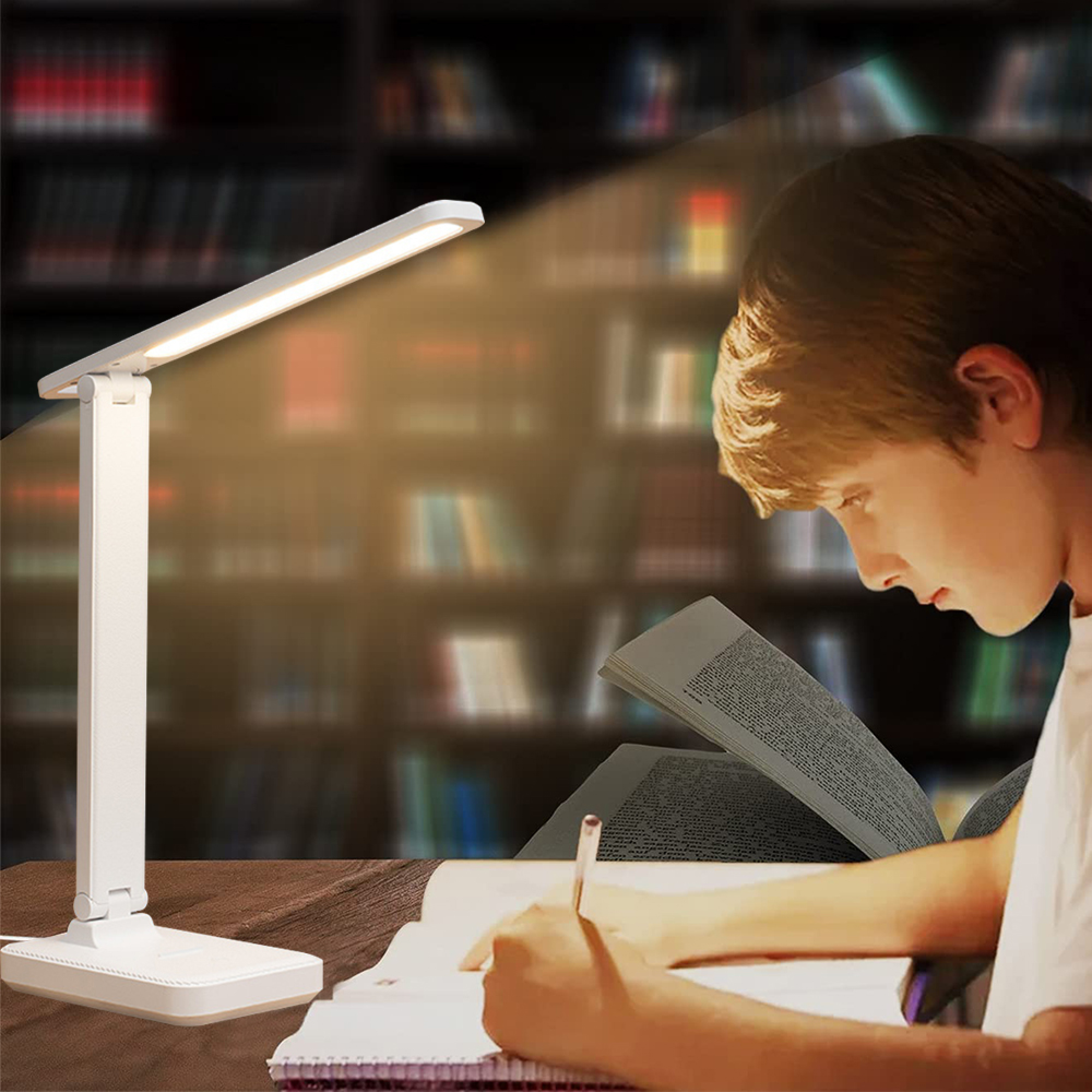 Ein Junge lernt bei Bibliothekslicht mit einem Buch und Stift.