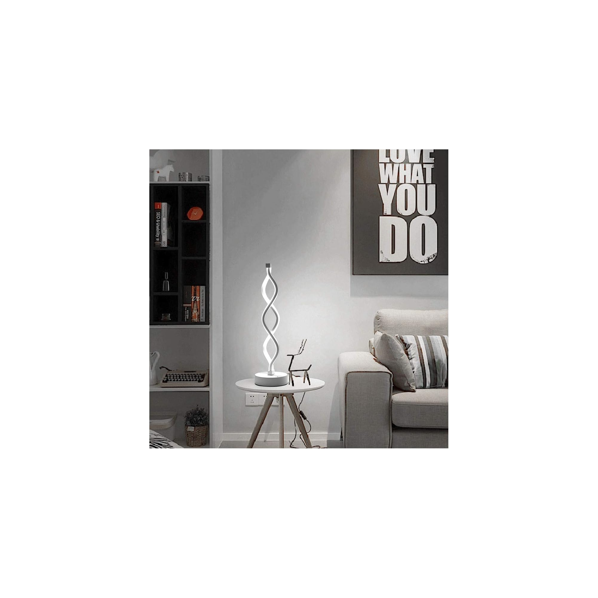 Eine moderne Lampe mit verdrehtem Design steht auf einem runden Tisch neben einem Sofa.