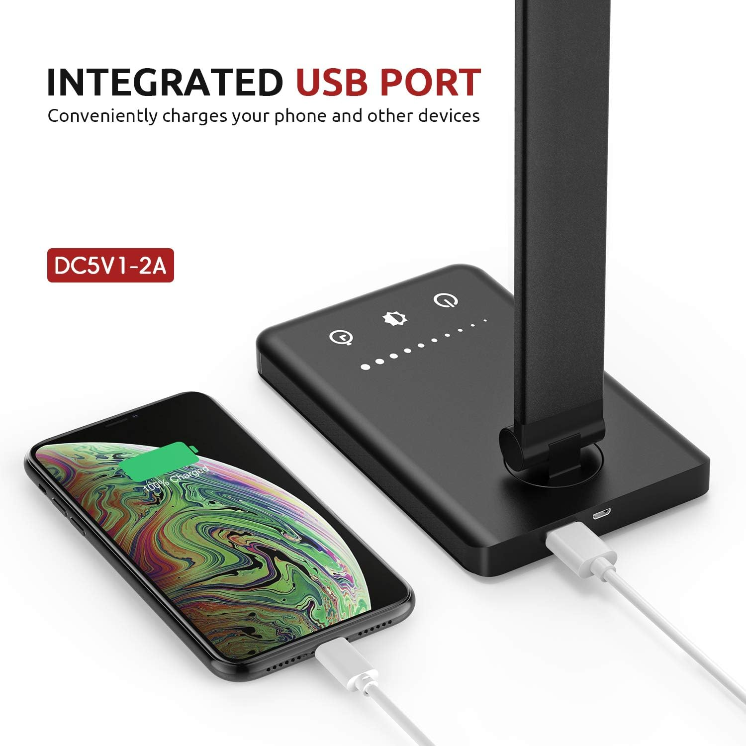 Eine schwarze Schreibtischlampe mit integriertem USB-Anschluss lädt ein Handy auf.