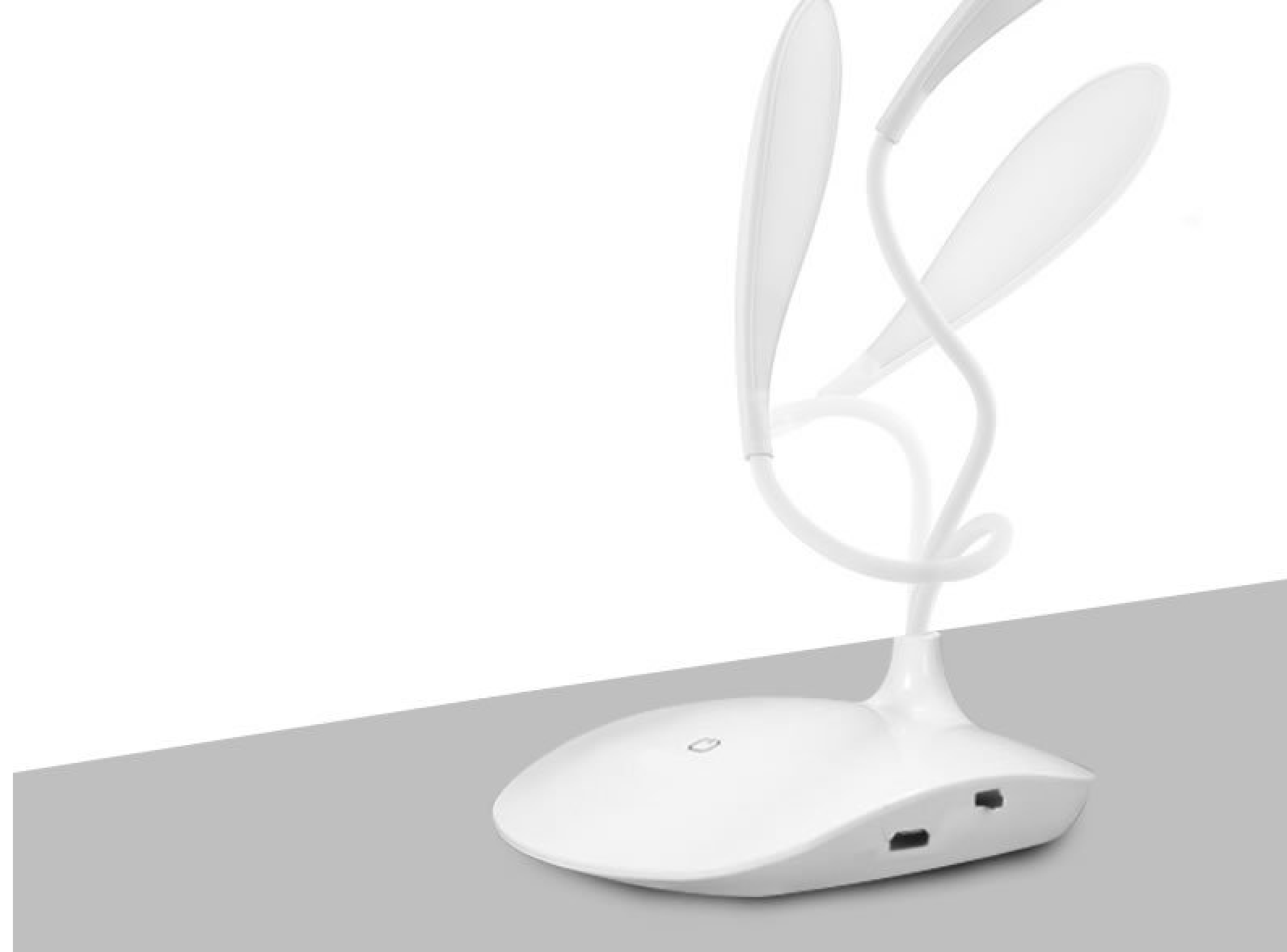 Eine weiße Schreibtischlampe mit biegsamen Armen und zwei LEDs auf einem grauen Untergrund.
