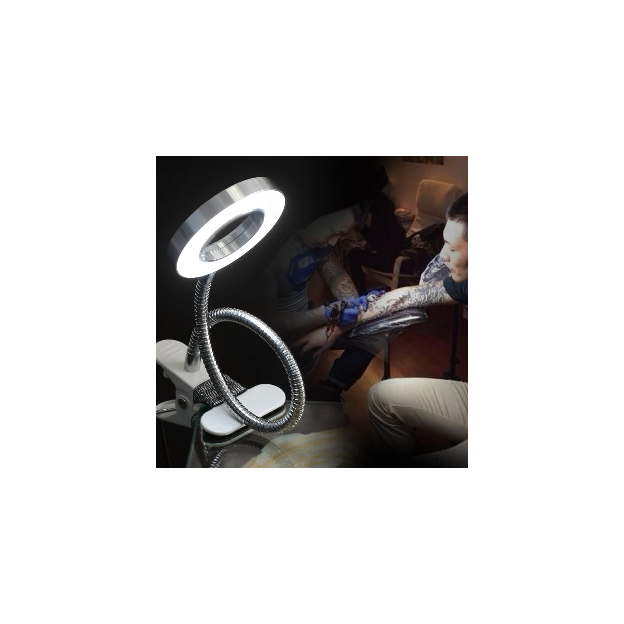 Ein Tätowierer arbeitet an einem Arm, beleuchtet von einer Ringlampe mit Klemme.
