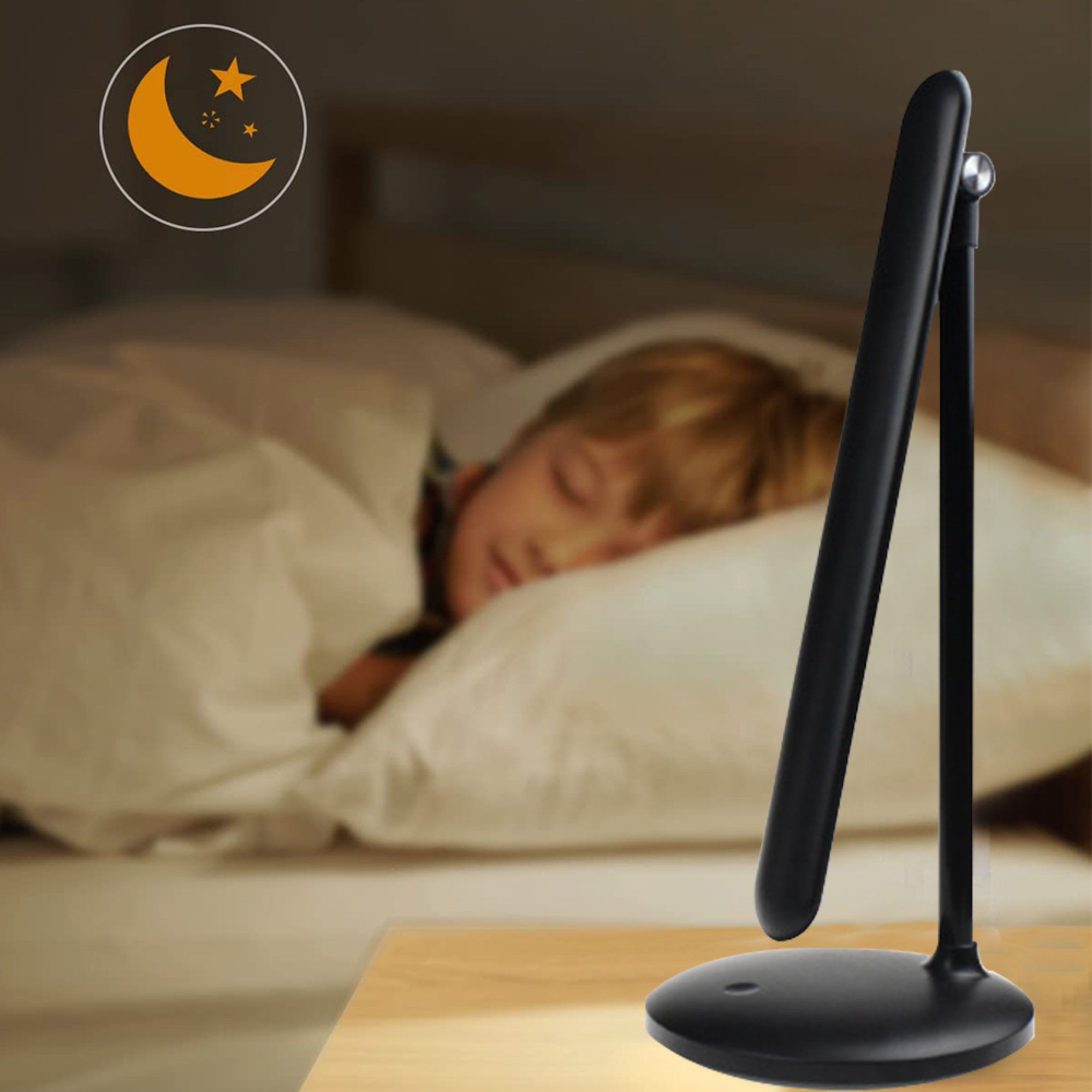 Ein Nachttisch mit einer Lampe und schlafendem Kind im Hintergrund.