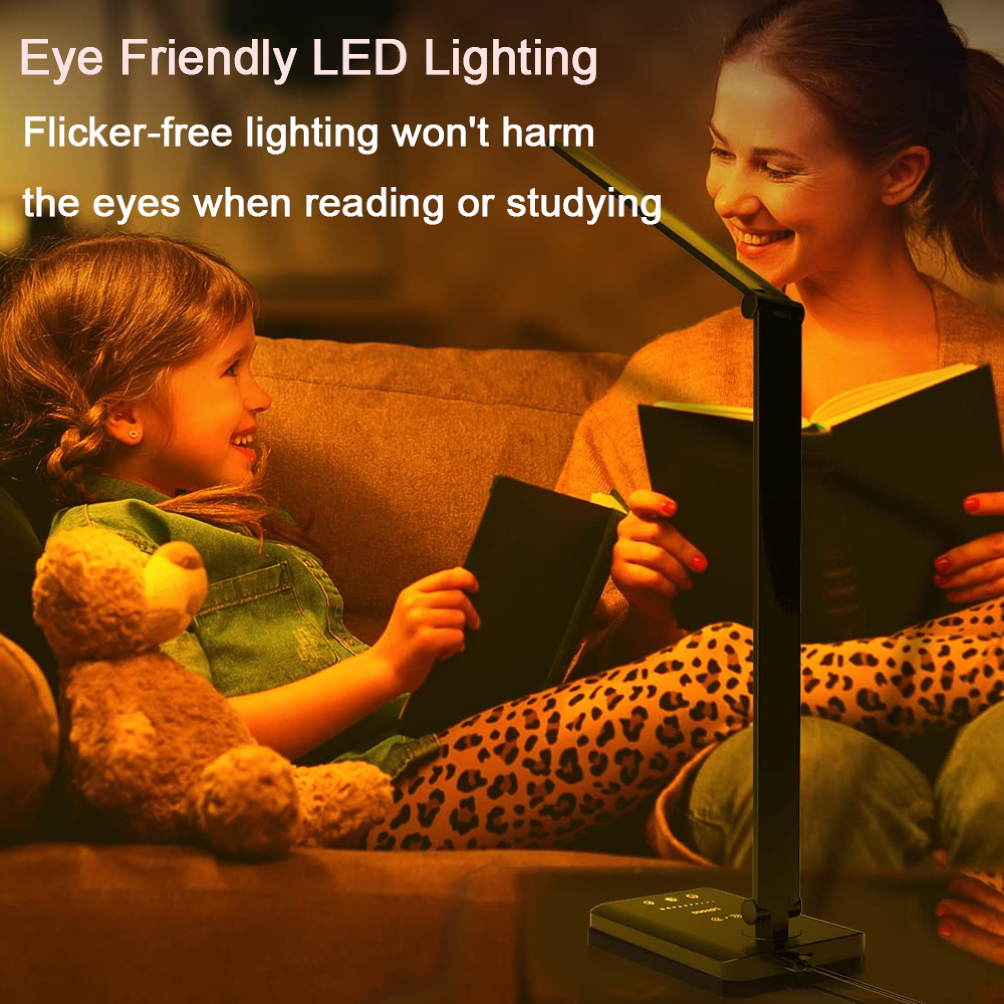 Frau und Kind lesen auf Couch mit LED-Lampe.