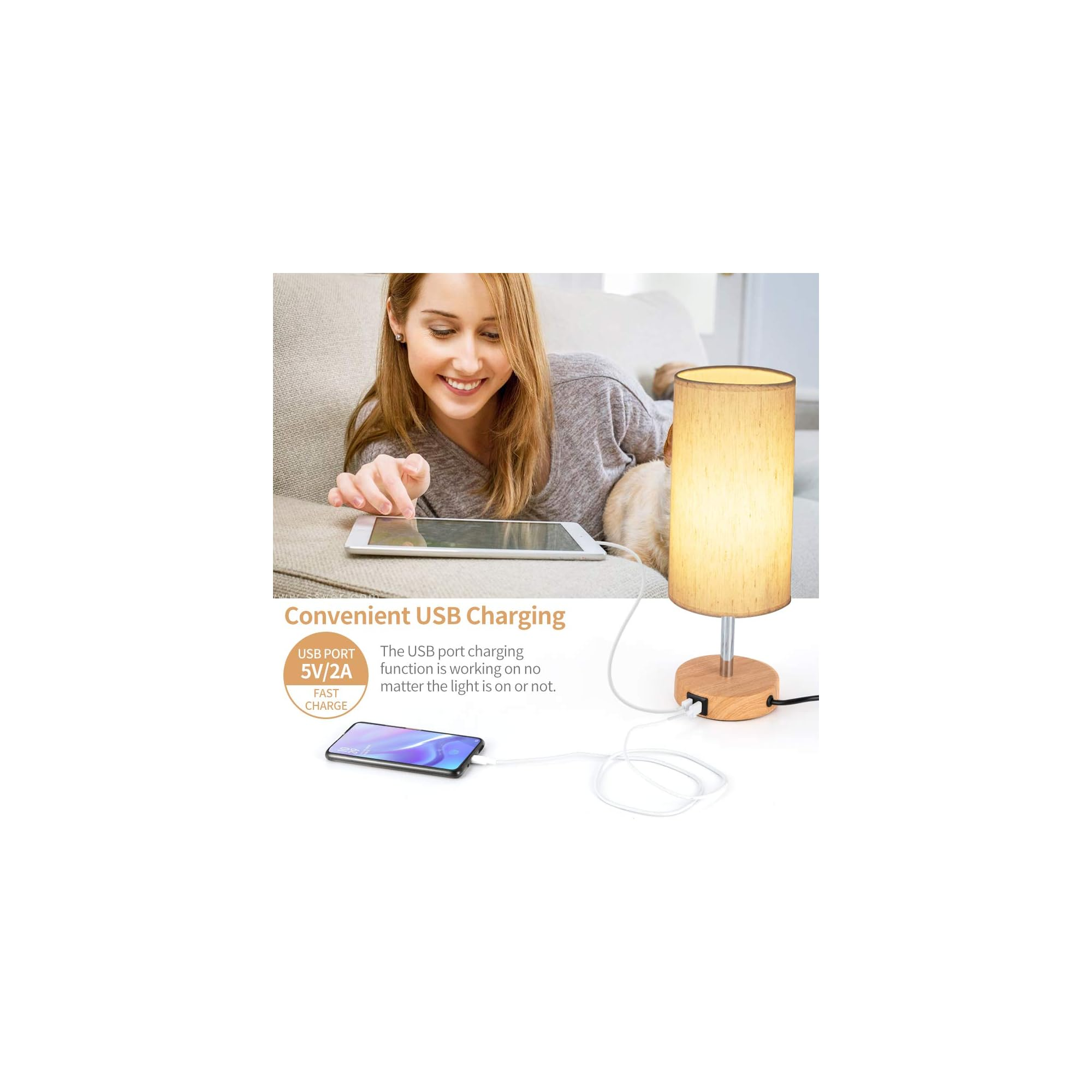 Eine Frau lächelt, während sie ein Tablet benutzt, das neben einer Lampe lädt.