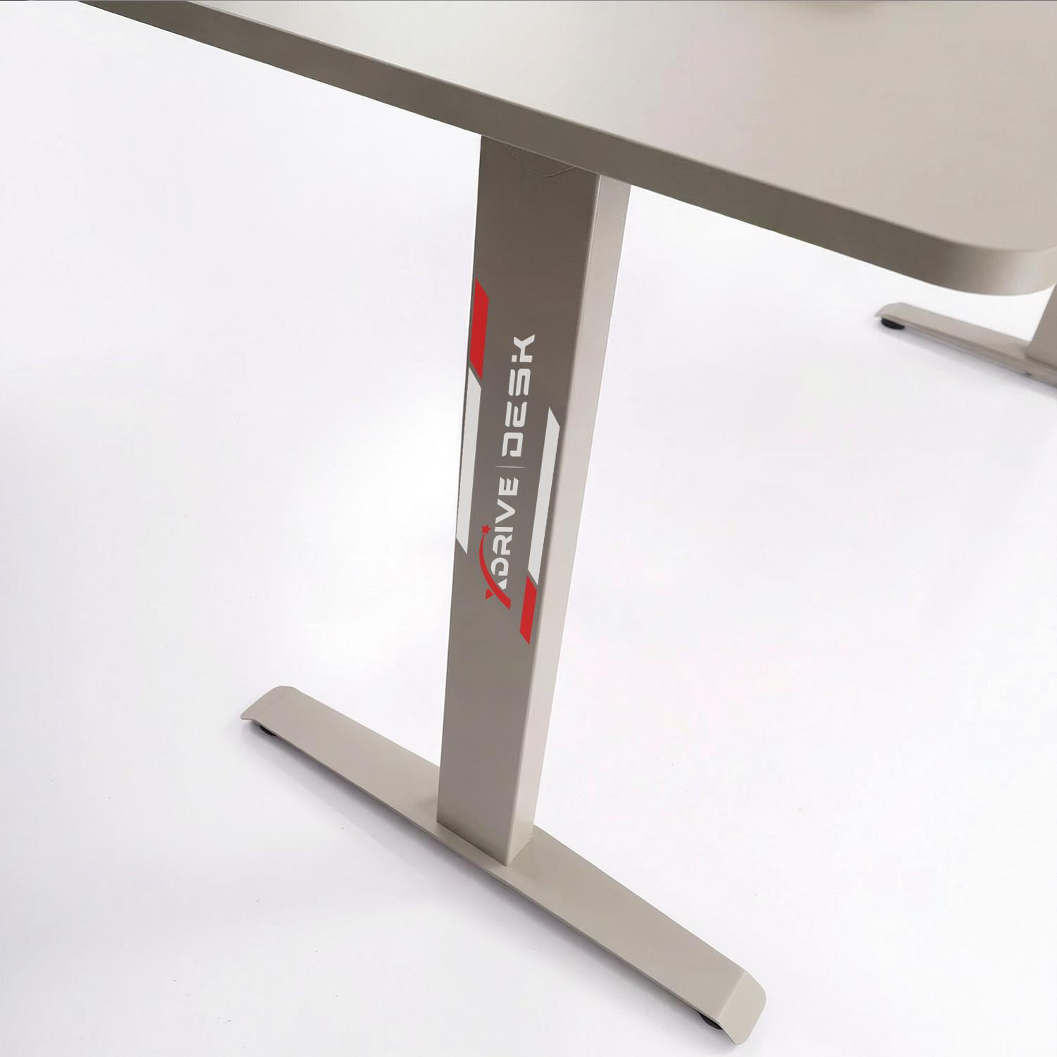 Beyaz arka plan üzerinde kırmızı ve beyaz "XDRIVE DESK" yazılı gri masa ayağı.