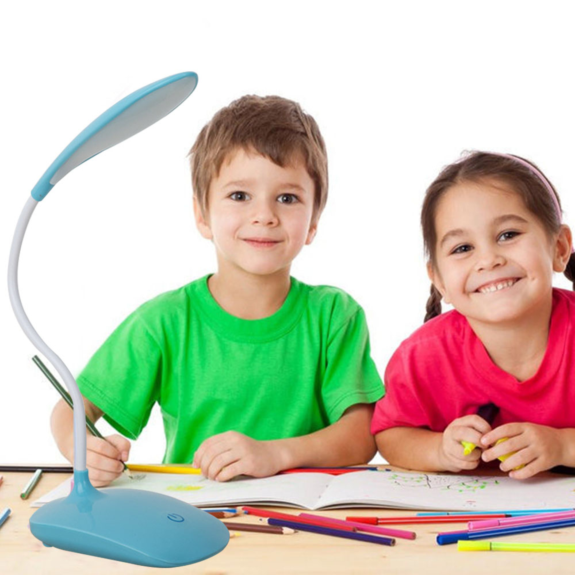 Ein blauer Schreibtischlampe steht vor zwei Kindern, die zeichnen.