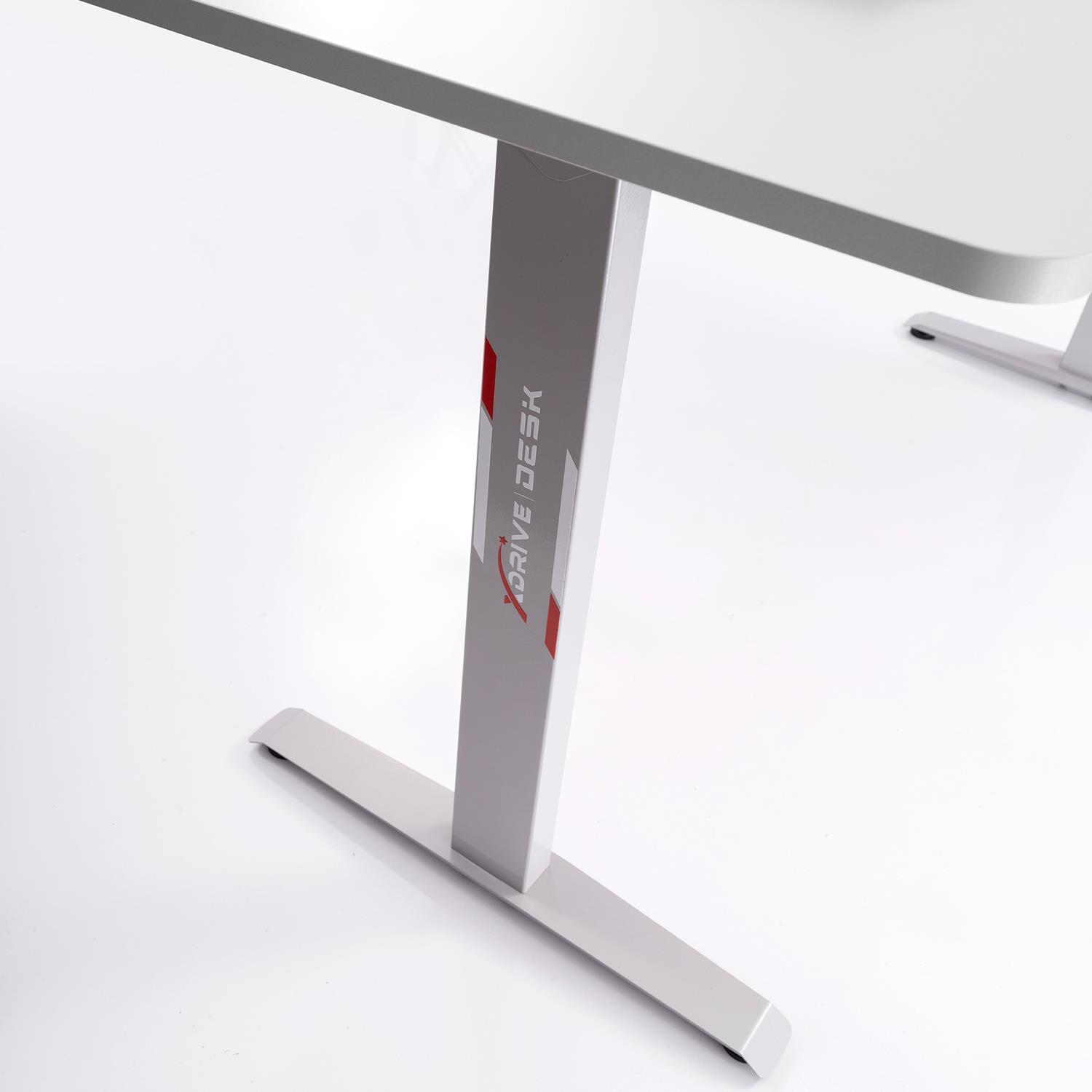 Beyaz masa ayağı, üzerinde kırmızı 'DRIVE DESK' yazısı, beyaz zeminde.