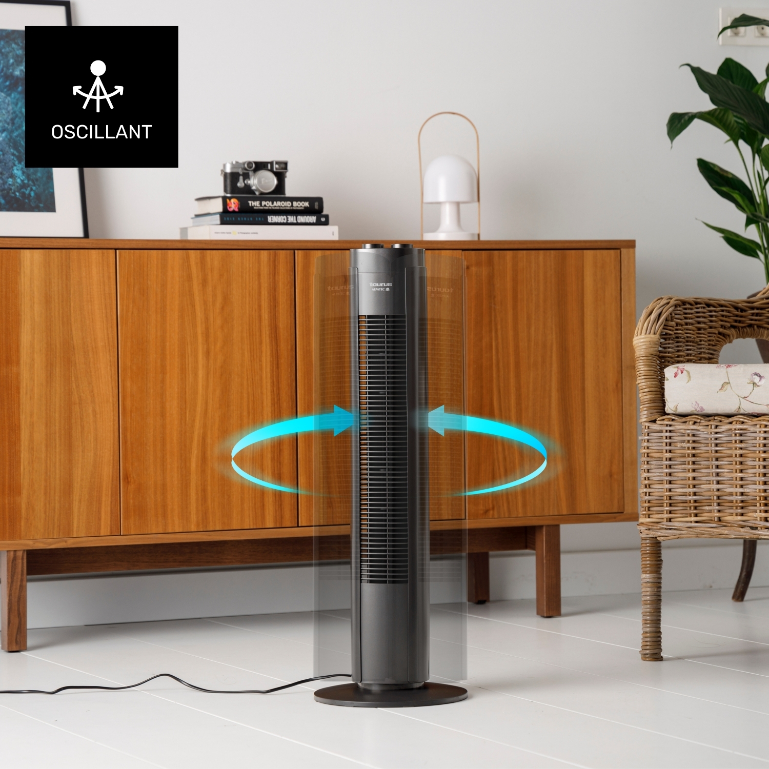 Un ventilador de torre oscuro con flechas azules que indican su movimiento oscilante.