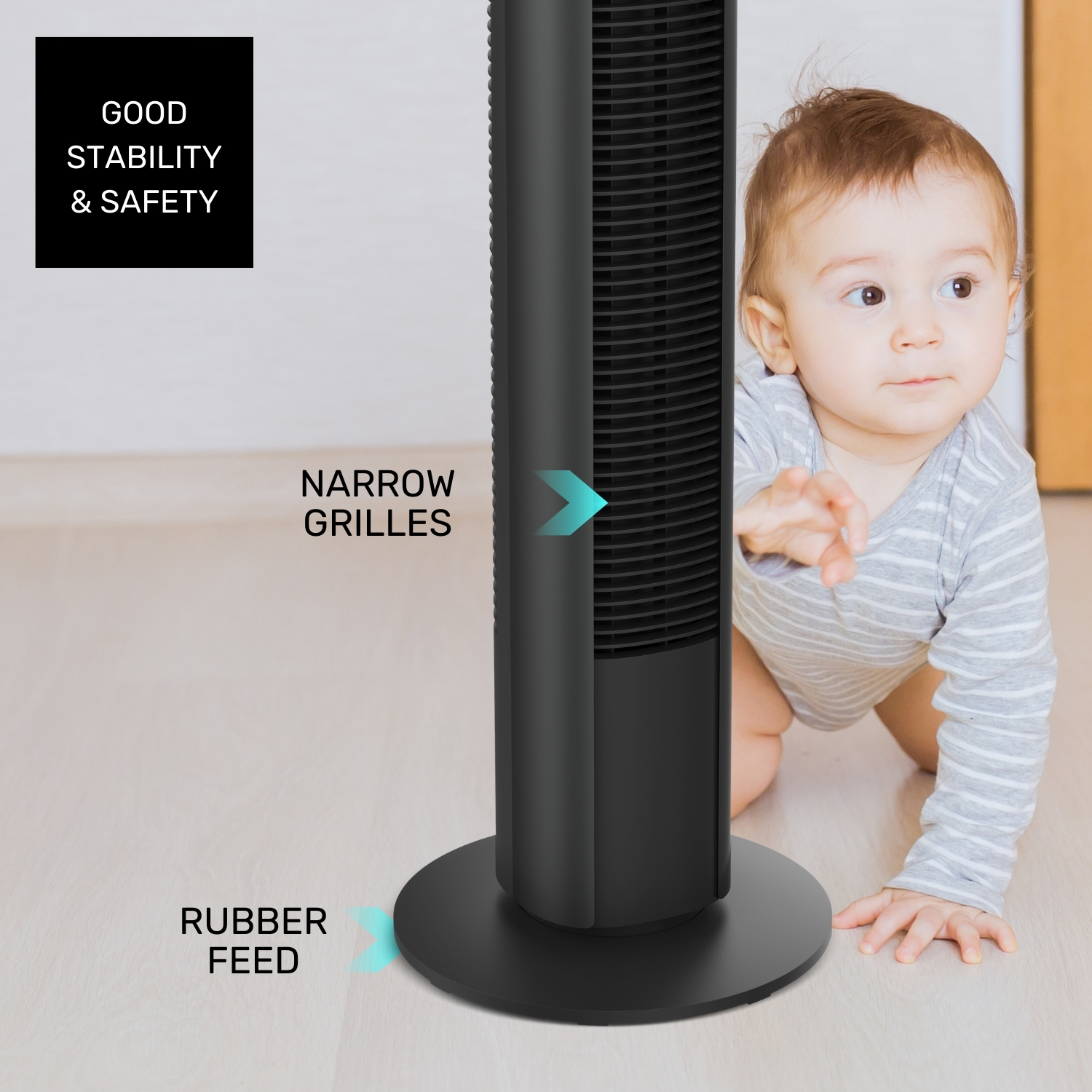Un bebé gatea junto a un ventilador de torre negro con rejillas estrechas.