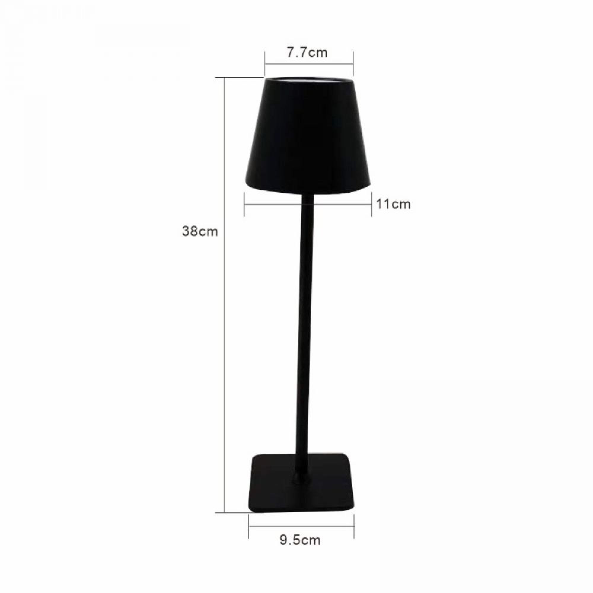 Eine schwarze Lampe mit rechteckiger Basis, 38 cm hoch, 7,7 cm Lampenschirmdurchmesser.