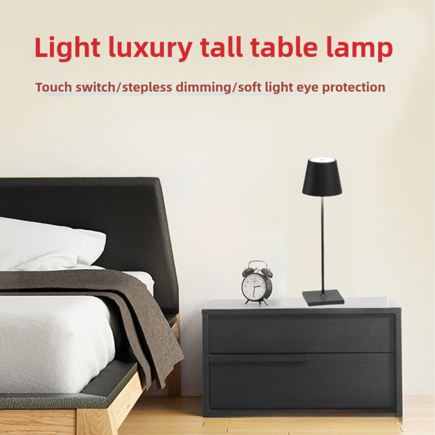 Ein Nachttisch mit Lampe und Wecker neben einem Bett.
