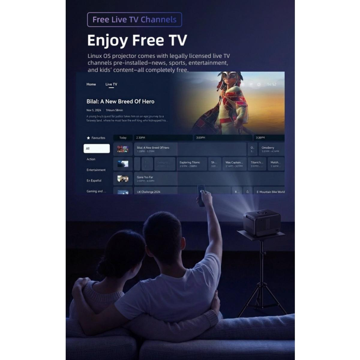 Paar schaut auf einen Projektor, der einen Live-TV-Kanal auf eine Wand projiziert.