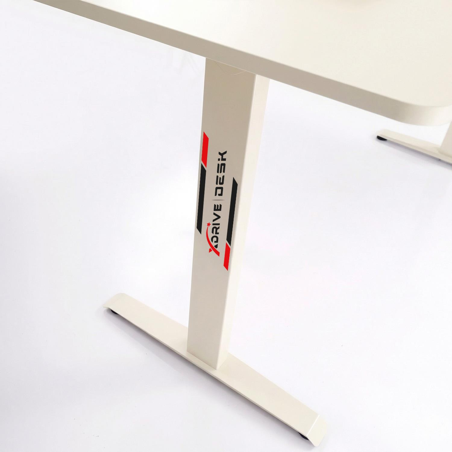 Beyaz arka plan üzerinde siyah ve kırmızı "XDRIVE DESK" yazılı beyaz masa ayağı.