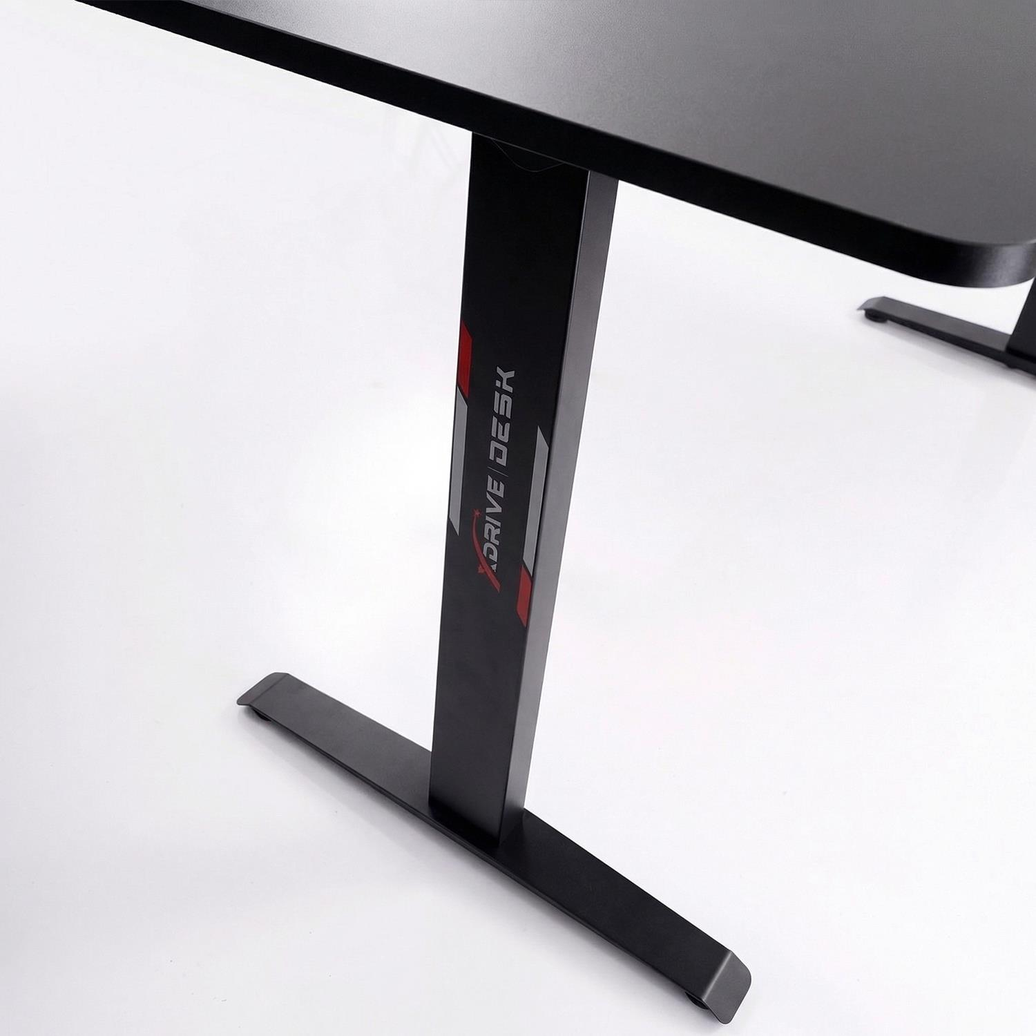 Beyaz zeminde "XDRIVE DESK" yazılı siyah masa ayağı.