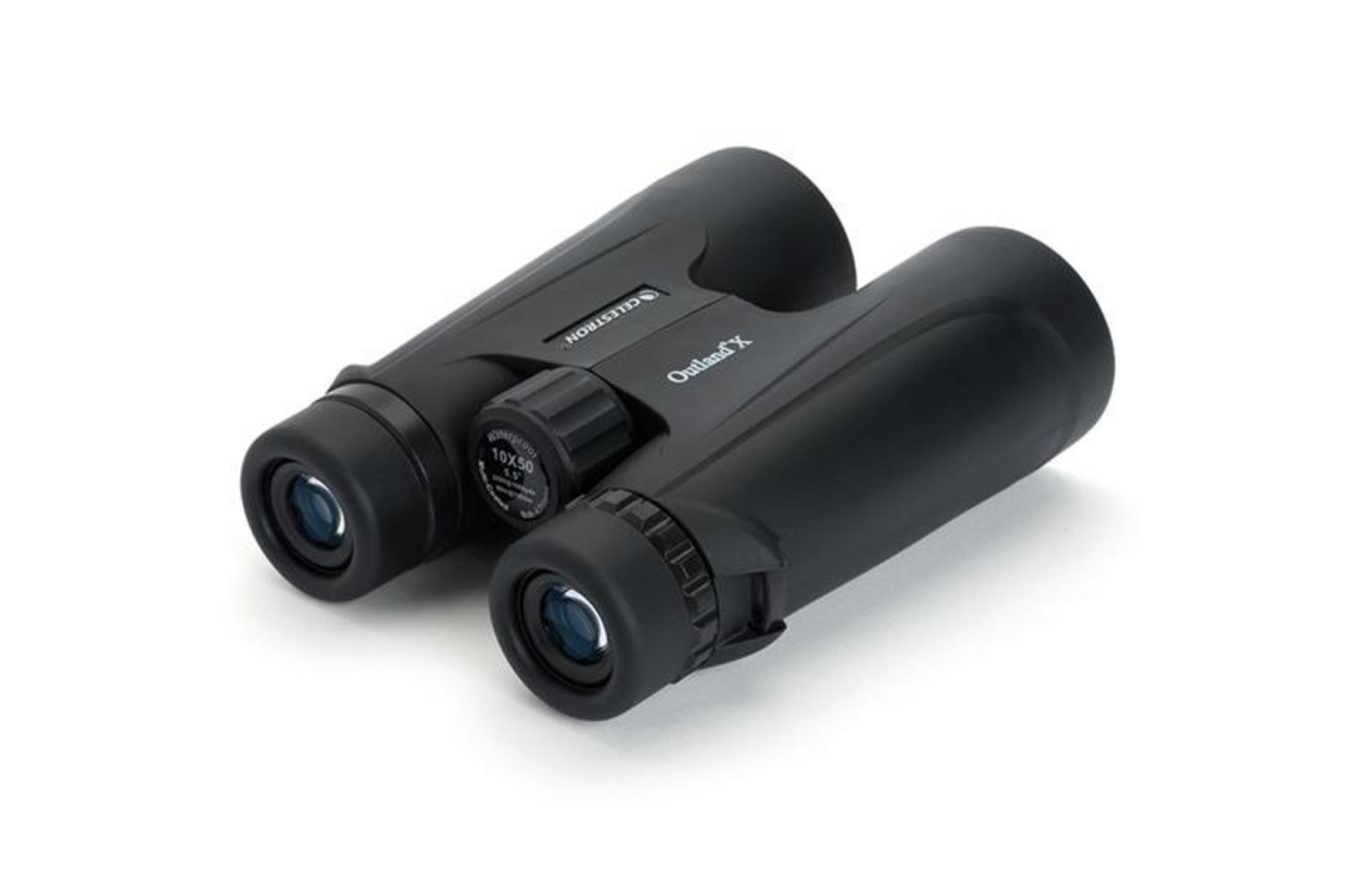 Schwarze Celestron Outland X Fernglas mit 10x50 Vergrößerung auf weißem Hintergrund.