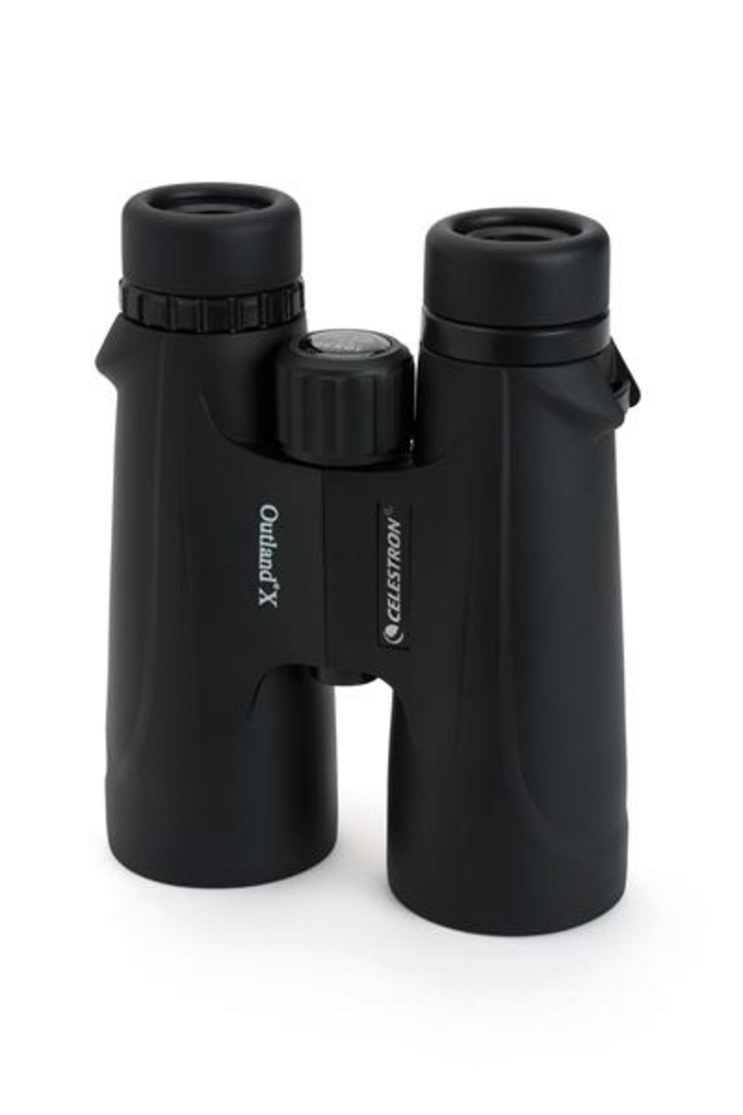 Schwarzes Fernglas mit Fokusrad und der Aufschrift 'Celestron Outland X'.