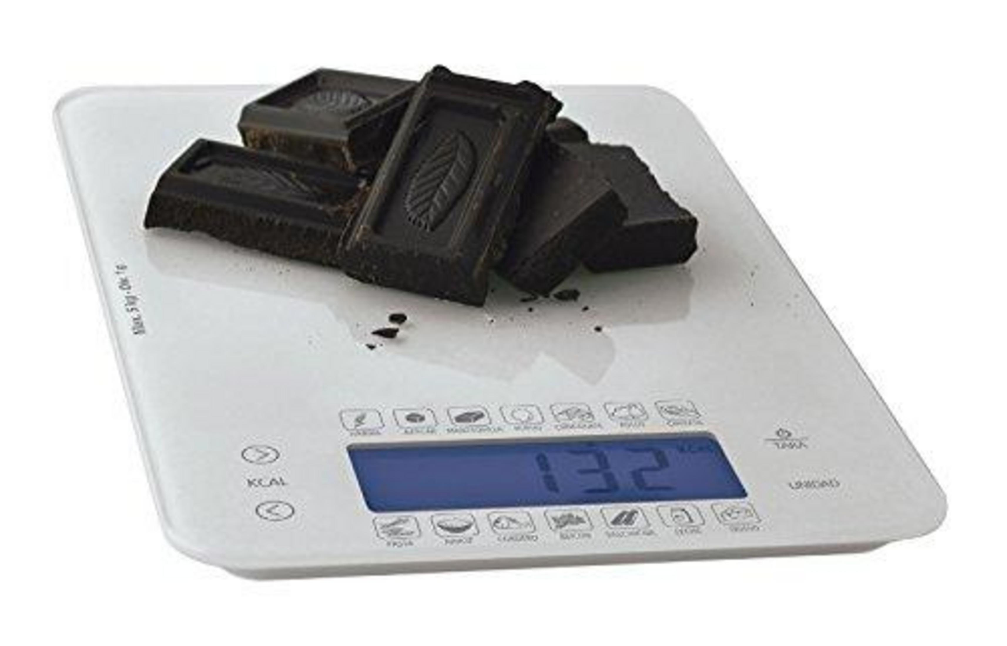 Dunkle Schokoladenstücke liegen auf einer digitalen Küchenwaage, die 132 Gramm anzeigt.