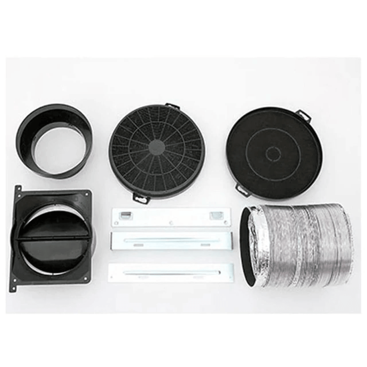 Filtros, piezas de ventilación y manguera flexible sobre fondo blanco.