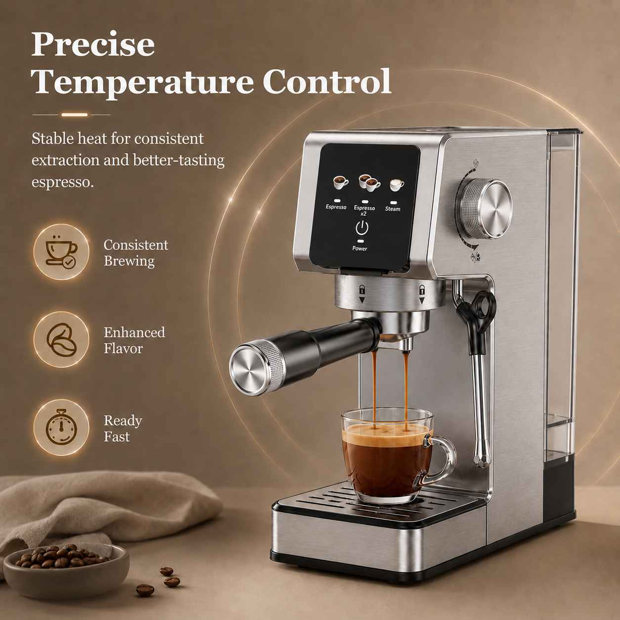 Eine silberne Espressomaschine brüht Espresso in eine Glas Tasse. Kaffeebohnen liegen daneben.
