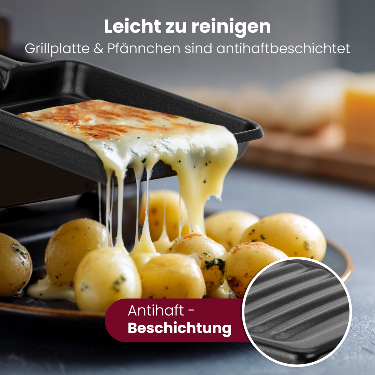 Geschmolzenes Käse tropft auf kleine Kartoffeln von einem Raclette-Grill.