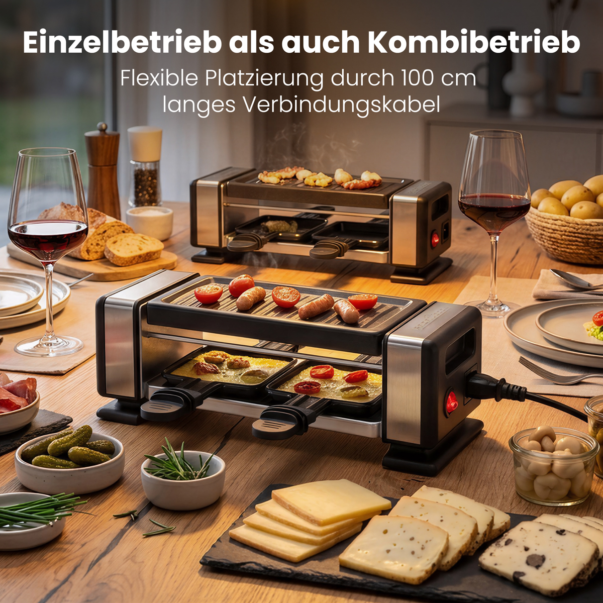 Raclette-Grill mit Würstchen, Tomaten und geschmolzenem Käse auf einem Holztisch.